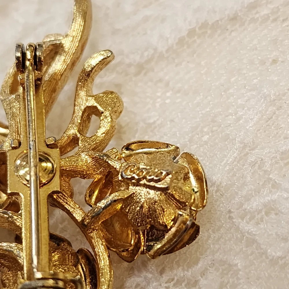 Vintage Coro Brooch Four Roses On A Textured Stem Gold Tone Signed